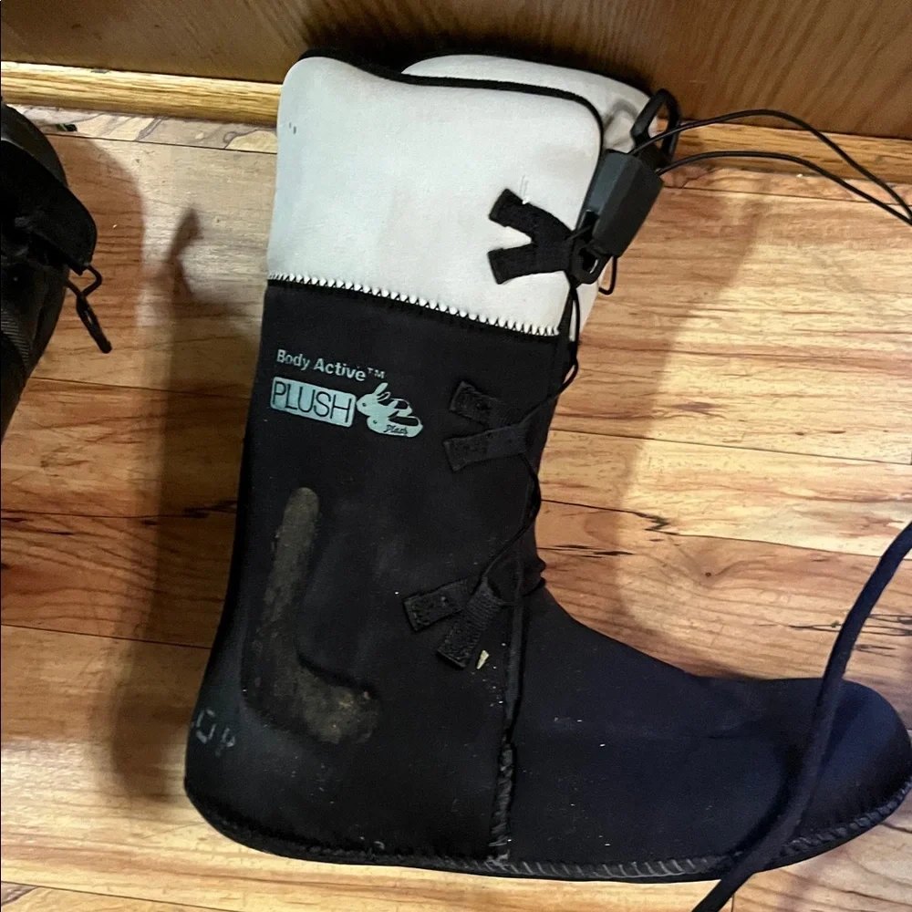 Ride Snowboards Orion Kids Size 7 black Snowboard Boots black bungee and lace up